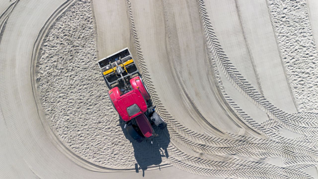 Ostia, al via la vagliatura delle spiagge: forme e colori dall''alto